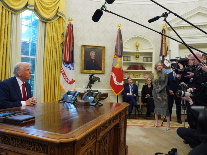 Trump lovar att gå vidare med 25% tullar på Kanada, Mexiko från lördag

