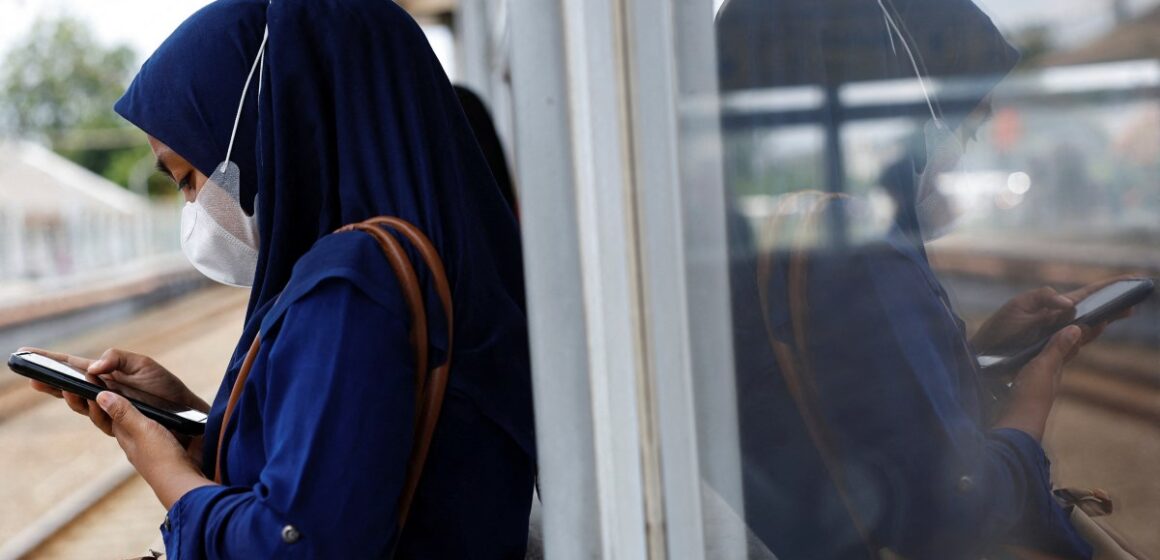 Efter Australiens förbud mullar Indonesien lägsta ålder för sociala medier

