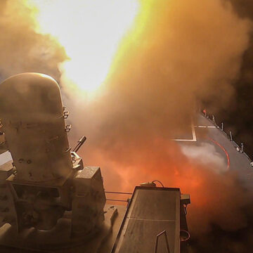 231019-N-GF955-1104 RED SEA (Oct. 19, 2023) The Arleigh Burke-class guided-missile destroyer USS Carney (DDG 64) defeats a combination of Houthi missiles and unmanned aerial vehicles in the Red Sea, Oct. 19. Carney is deployed to the U.S. 5th Fleet area of operations to help ensure maritime security and stability in the Middle East region. (U.S. Navy photo by Mass Communication Specialist 2nd Class Aaron Lau) ; modified, US Navy, cc, https://commons.wikimedia.org/wiki/File:USS_Carney_engages_Houthi_missiles_2.jpg