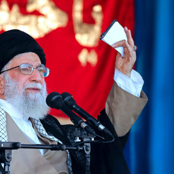 Trump 2.0 & Iran: Samma tryck, olika Mellanöstern cc khamenei.ir, modified, https://ar.m.wikipedia.org/wiki/%D9%85%D9%84%D9%81:Ayatollah_Ali_Khamenei_at_the_Great_Conference_of_Basij_members_at_Azadi_stadium_October_2018_029.jpg