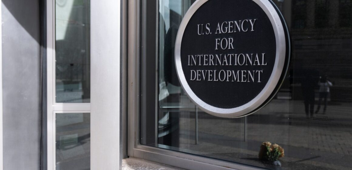 Trump -administrationen flyttar för att skjuta eller sätta på sig nästan alla USAID -arbetare

