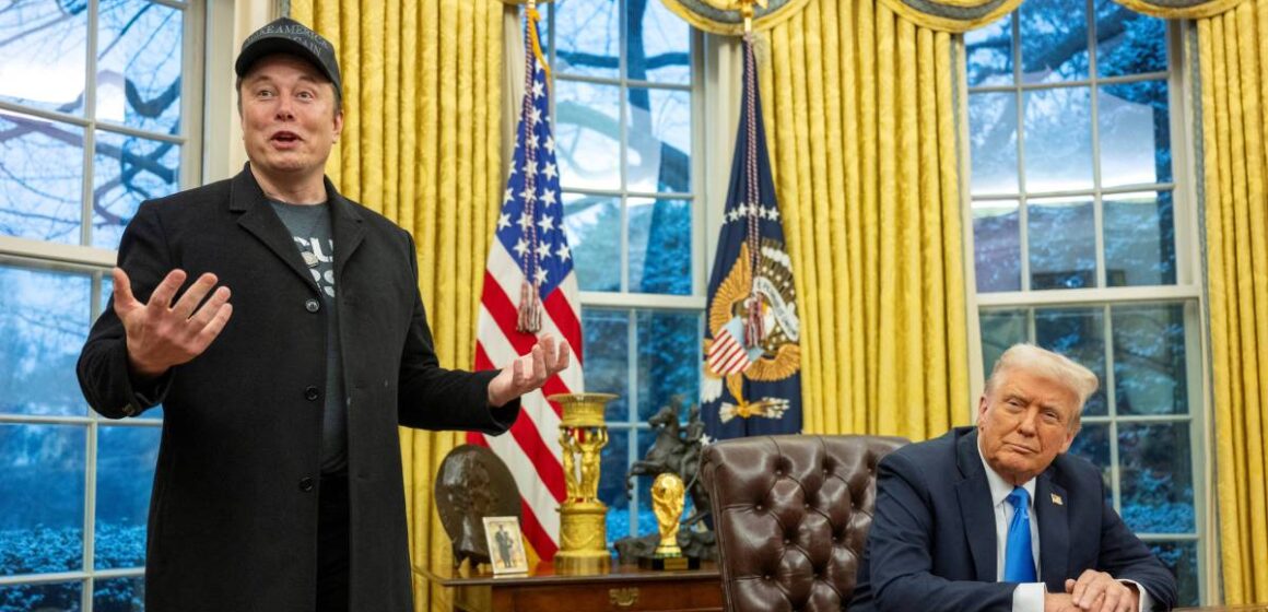 Trump, mysk överdriver varandra med beröm när de försvarar kostnadsbesparande körning

