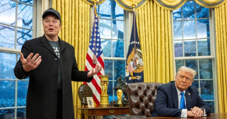 Trump, mysk överdriver varandra med beröm när de försvarar kostnadsbesparande körning

