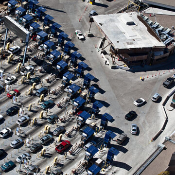 Trump -tullar för att göra om nordamerikanska handelsrelationer cc U.S. Customs and Border Protection, modified, https://commons.wikimedia.org/wiki/File:San_Ysidro_Border_Traffic_%288652039817%29.jpg