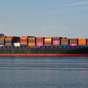 Trump-tullar väcker rädsla för handelskriget i USA-EU cc hans m., modified, Port of Rotterdam, https://flickr.com/photos/109200699@N03/54221069990/in/photolist-2qBka5j-2epdHWu-2fU5iSj-2iSUKse-2qjwfP4-2ifrABN-2qjwfQg-2iSQm9p-2jYfbxs-2jdDpWE-2qBka4x-2qjwTxR-2qkuuor-2qeNTsj-2iA9nr3-2iRhmj3-2imu8nN-2ixx4ds-2iFYUhq-2jwzgwR-2qoGBUv-2fN3JQ4-2qqouGg-2imxK5h-2qfdyAy-2qFUDK8-2fELPsL-2qpPPSR-2qksQrZ-2jbKqbU-2qpPPSF-2jVYy43-2iDKJ6Z-2jbKquK-2qDoPLg-2qCi6yf-2qkuurh-2iSUKkW-2iC5VLj-2qeJjNA-2qo8HEW-2qJYnqY-2ie46HS-2qjwfPK-2iDPWkj-2juVU2f-2iCUQG1-2jkakKo-2iAujSh-2qCjm2E