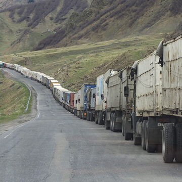 Zangezur -korridoren: En nyckelhandelslänk i South Kaukasus cc Clay Gilliland, modified, Line of trucks from Georgia and Armenia waiting to enter Russia Just south of Kazbegi; https://flickr.com/photos/26781577@N07/37109052573/in/photolist-YxcAtg-ezBaKz-oGJozX-oJt7qU-Zhzo9C-ZhznCs-2aTLqxG-CfJVAj-2aDbPpB-PRyLHG-gNSGzW-2aB2NVF-Zj3kMj-2bZC4UX-2bXuoHC-2nLvHZc-Zj3fxS-EnMPfs-DsohWo-DRC6vX-2kLVsmD-2kLRMmw-2iJ7FcS-2iJ7FgK-2iJ7Ffx-fhe3Cf-7orsHx-7ovmwS-PcL7bb-rm2mVZ-noiDg9-edhvaJ-2mcAJW2-2mcx3AR-edbRVF-ee7k1G-edbRQe-ecxge3-2gCFPBb-ee4wud-LVthDD-ecrCW2-KKgAvs-2gCFPGX-2gCFPEN-edbRCn-ecrD4X-dVgj8x-2mcWBES-afDKNz