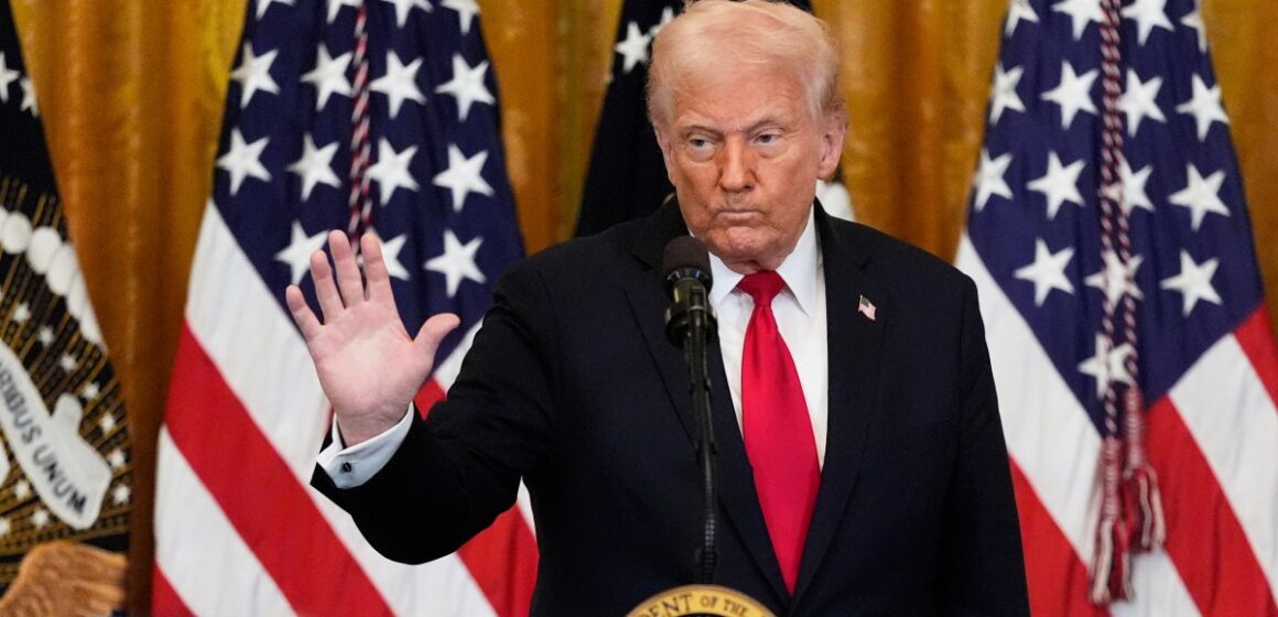 Trump tillkännager 25 procent tullar på bilar och ökar handelskriget

