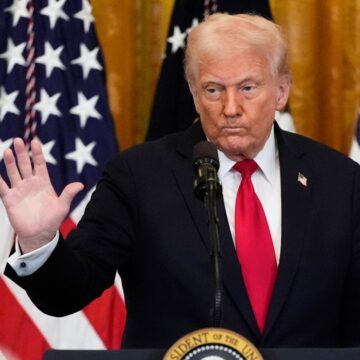 Trump tillkännager 25 procent tullar på bilar och ökar handelskriget

