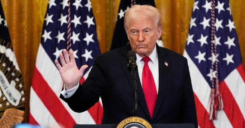 Trump tillkännager 25 procent tullar på bilar och ökar handelskriget

