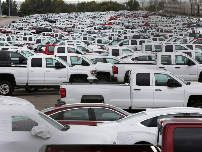 Trump undantar vissa biltillverkare från Kanada, Mexiko -tullar i en månad

