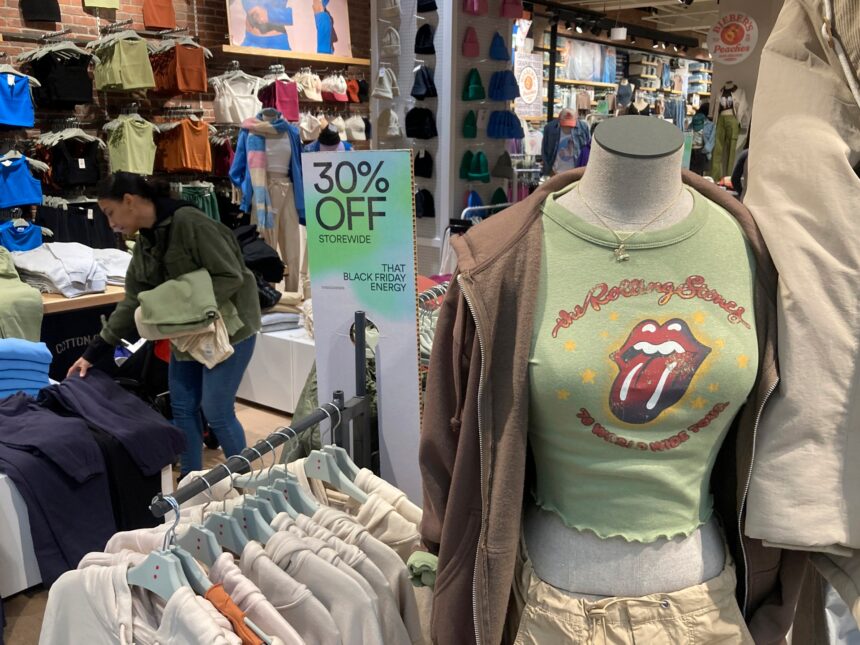 USA: s konsumentförtroende kastar sig till fyra år låga

