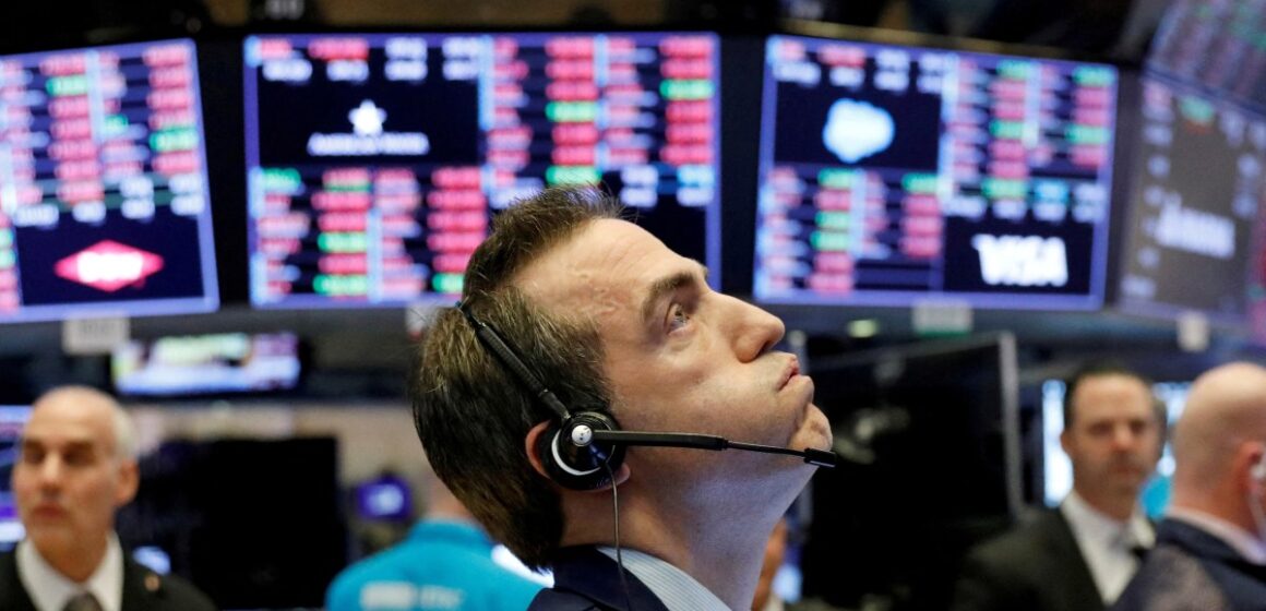 Varför hävdar Trump -anhängare att han vill krascha den amerikanska aktiemarknaden?

