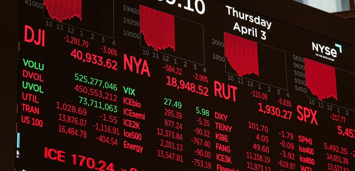 Globala marknader svänger när Trump leder till golfbanan

