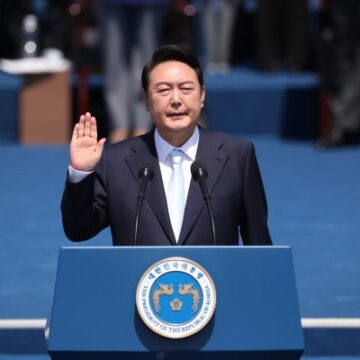 Konstitutionell domstol upprätthåller sydkoreanska presidentens impeachment Constitutional Court Upholds South Korean President’s Impeachment