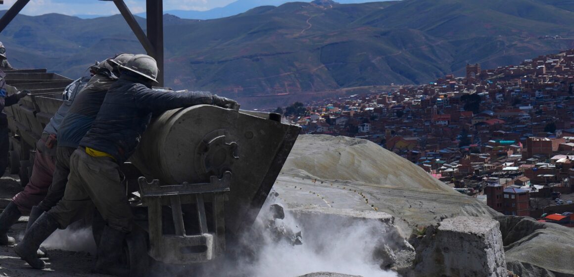 Sex personer döda efter påstådd dynamitattack i Bolivia guldbrytningskonflikt

