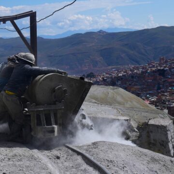 Sex personer döda efter påstådd dynamitattack i Bolivia guldbrytningskonflikt Sex personer döda efter påstådd dynamitattack i Bolivia guldbrytningskonflikt