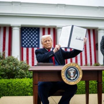 Sydostasien slängde av president Trumps "Liberation Day" -tullar Southeast Asia Slammed By President Trump’s ‘Liberation Day’ Tariffs