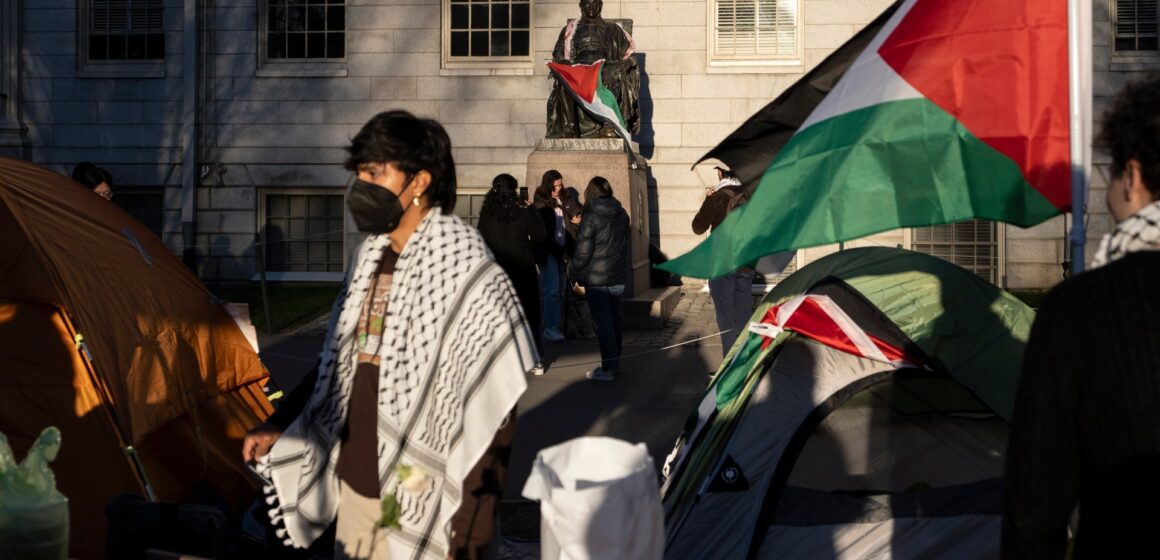 Trump -administrationen granskar miljarder i Harvard -kontrakt och bidrag

