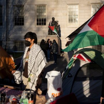 Trump -administrationen granskar miljarder i Harvard -kontrakt och bidrag

