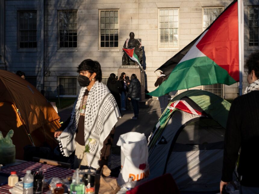 Trump -administrationen granskar miljarder i Harvard -kontrakt och bidrag

