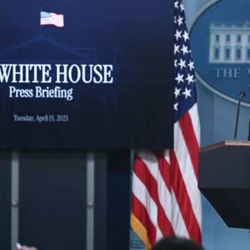Trump säger att bollen i Kinas domstol för handel, väger tullar på mineraler

