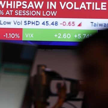 USA: s aktiemarknad sjunker lägre efter vilda svängningar över Trumps USA: s aktiemarknad sjunker lägre efter vilda svängningar över Trumps tullplaner