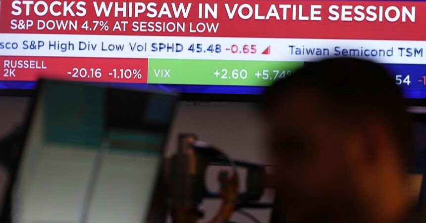USA: s aktiemarknad sjunker lägre efter vilda svängningar över Trumps tullplaner


