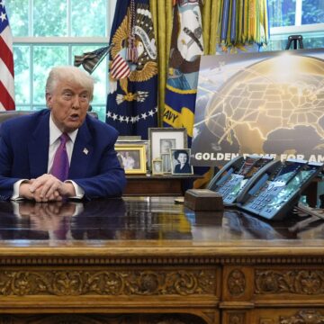 Trump säger att vi kommer att sätta vapen i rymden Trump säger att vi kommer att sätta vapen i rymden som en del av "Golden Dome" -planen