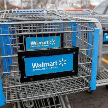 Den största amerikanska återförsäljaren Walmart varnar för prishöjningar på grund Den största amerikanska återförsäljaren Walmart varnar för prishöjningar på grund av tullar