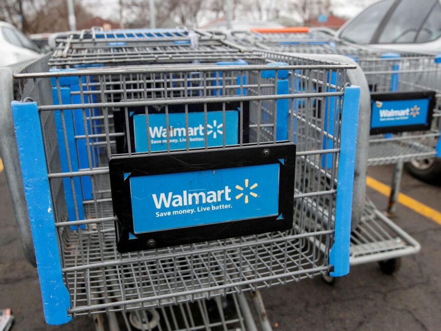 Den största amerikanska återförsäljaren Walmart varnar för prishöjningar på grund av tullar

