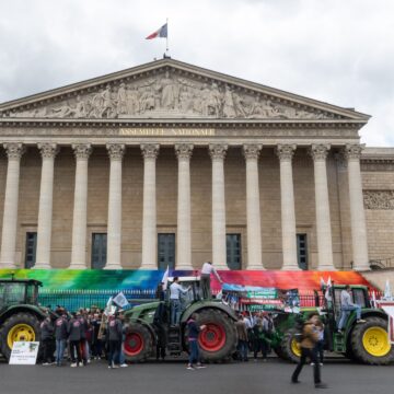 Franska jordbrukare protesterar i Paris för lag som lossnar miljöföreskrifter

