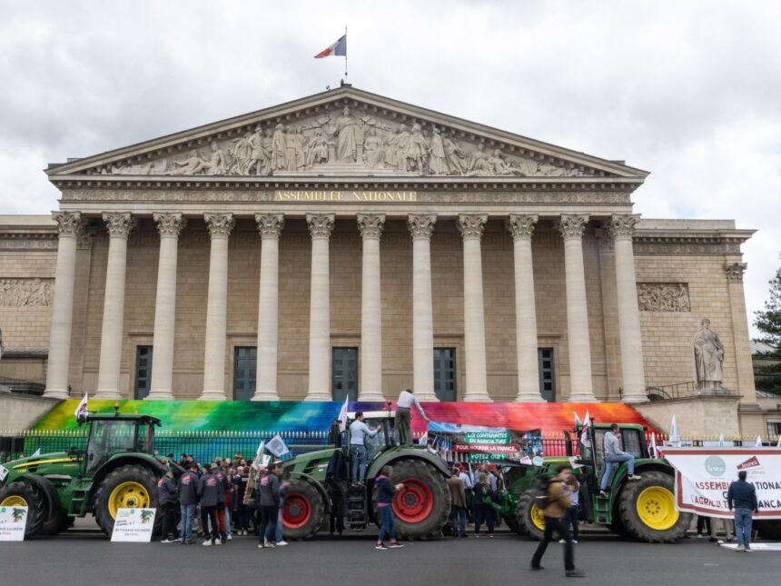 Franska jordbrukare protesterar i Paris för lag som lossnar miljöföreskrifter

