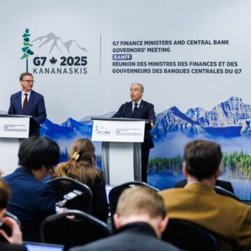 G7 lovar att hantera globala ekonomiska "obalanser", anser att Rysslands sanktioner

