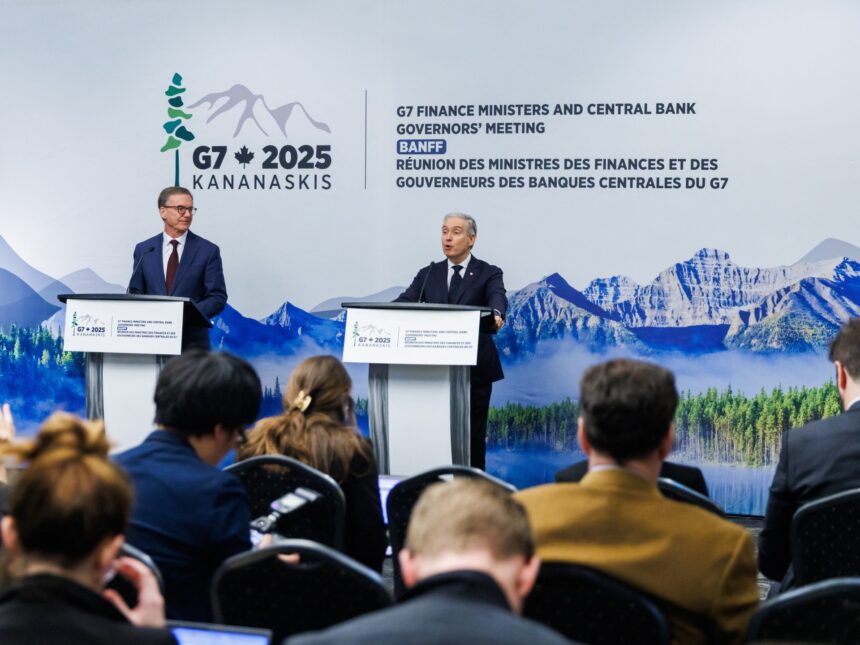 G7 lovar att hantera globala ekonomiska "obalanser", anser att Rysslands sanktioner

