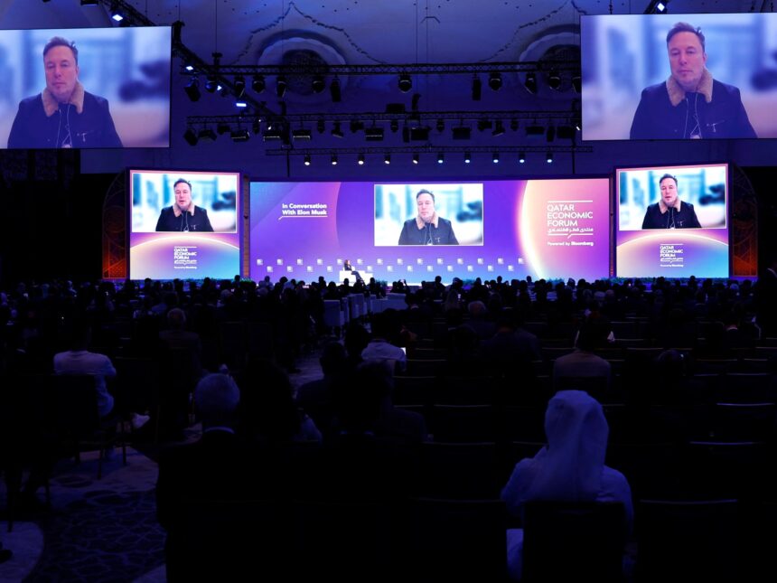 Musk åtar sig att stanna Tesla VD i ytterligare fem år

