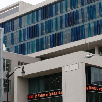 NPR stämmer Trump -administrationen för att minska USA: s federala finansiering

