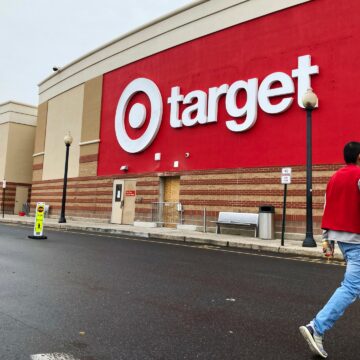 Target minskar årlig prognos som tullar, bojkottar på försäljningen Target minskar årlig prognos som tullar, bojkottar på försäljningen