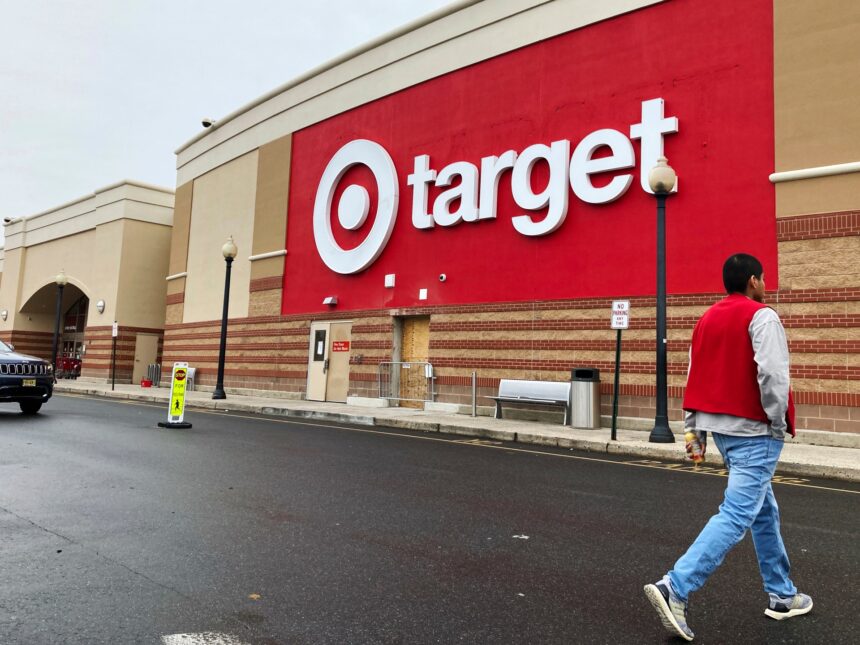 Target minskar årlig prognos som tullar, bojkottar på försäljningen

