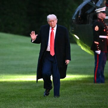 Trump hotar 50% tullar på EU, 25% på Apple, som spärrar handelskriget

