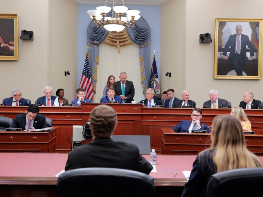 Trumps massiva skattesänkningar passerar Key Us House Committee Vote

