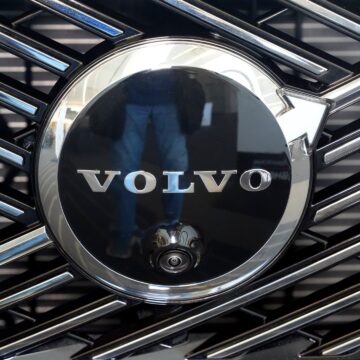 Volvo för att minska 3 000 jobb mitt i handelssäkerheten

