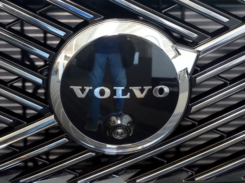 Volvo för att minska 3 000 jobb mitt i handelssäkerheten

