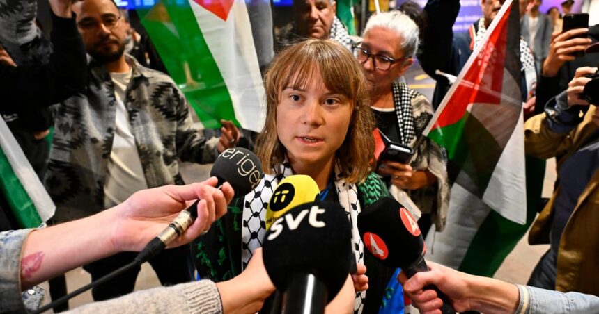 Den franska läkaren säger att israeliska myndigheter var "kränkande" till Greta Thunberg
