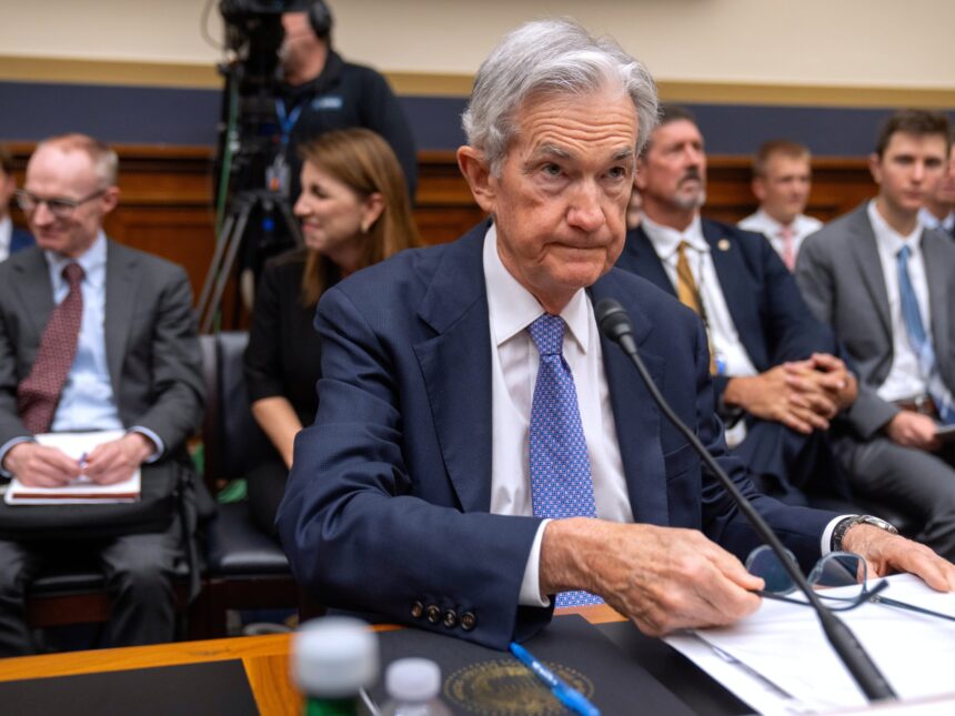 Powell säger att vi matade att vänta på att sänka priserna även när Trump kräver nedskärningar

