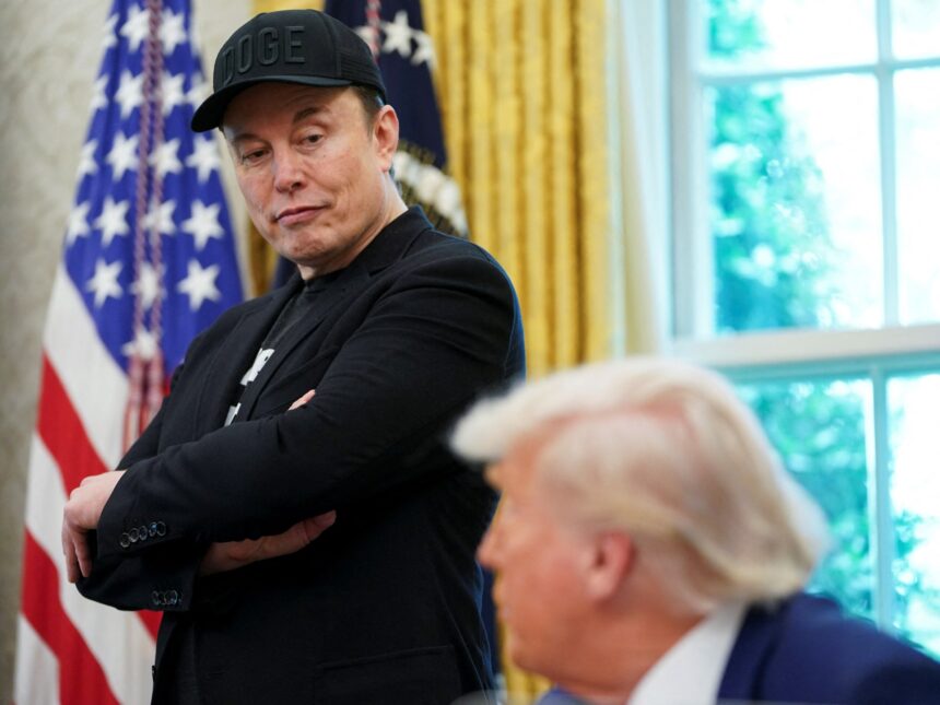 Tesla-aktier glider när VD Musk och president Trump har en offentlig face-off

