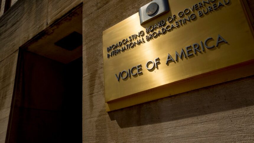 Uppsägningsmeddelanden levererade till hundratals anställda i Voice of America

