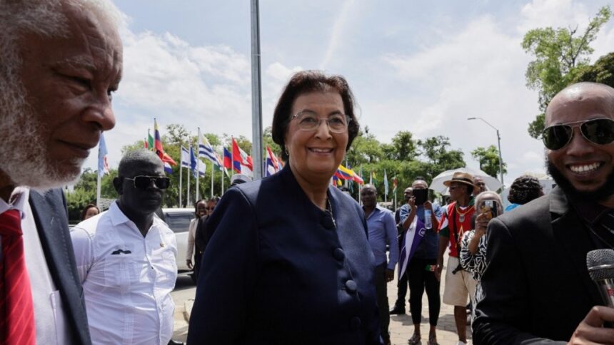 Surinam väljer första kvinnliga presidenten bland ekonomisk osäkerhet Surinam väljer första kvinnliga presidenten bland ekonomisk osäkerhet