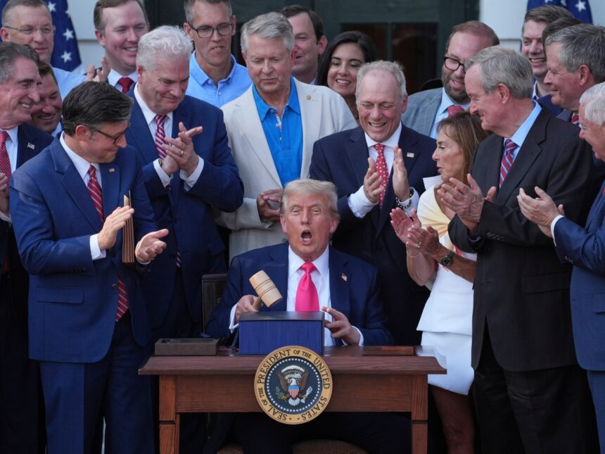 Trump hävdar seger när han undertecknar kontroversiell budget och skattereglering Trump hävdar seger när han undertecknar kontroversiell budget och skattereglering i lag