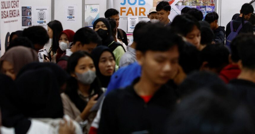Indonesien har 44 miljoner ungdomar. Det kämpar för att få dem jobb

