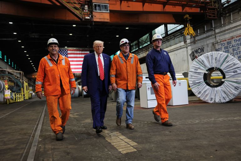 USA: s president Donald Trump går med nordamerikansk platt-rullad segment Senior Vice President och Chief Manufacturing Officer Scott Buckiso, anläggningschef för Irvin och Fairless Plant Donald German och Mon Valley Works United Steel Corporation Vice President Kurt Barshick, när han besöker USA: s Steel Corporation-Irvin Works i West Mifflin, Pennsylvania, Us US